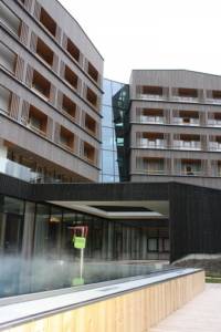 Falkensteiner Hotel Schladming Außenfassade aus Holz und Glas