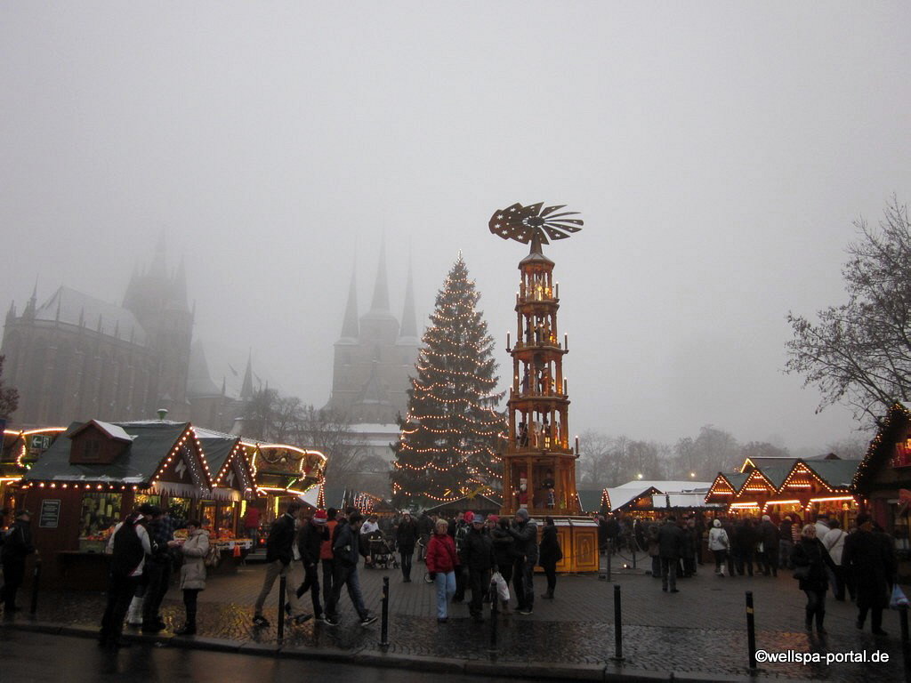 Weihnachtspyramide auf dem Weihnachtsmarkt Erfurt