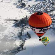 Ballonfahren ist eine Traum, über winterlich verschneiter Natur macht es doppelten Spaß. In Bayern und Österreich finden Anfang des Jahres regelmäßig Ballonfahrten im Winter statt. Eine Idee um Winterurlaub mal anders zu gestalten. Ruhe, Entspannung und absoluter Überblick. Das ist Wellness für die Seele mit Ausblick. Genussreisetipps heute aus dem Kaiserwinkl beim Winter Ballooning