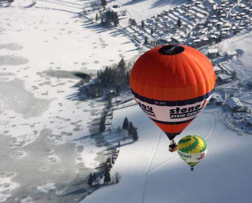 Ballonfahren ist eine Traum, über winterlich verschneiter Natur macht es doppelten Spaß. In Bayern und Österreich finden Anfang des Jahres regelmäßig Ballonfahrten im Winter statt. Eine Idee um Winterurlaub mal anders zu gestalten. Ruhe, Entspannung und absoluter Überblick. Das ist Wellness für die Seele mit Ausblick. Genussreisetipps heute aus dem Kaiserwinkl beim Winter Ballooning