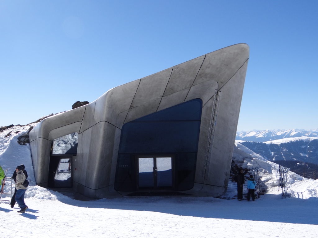 Das MMM Messner Mountain Museum schmiegt sich an den äußersten Rand des Kronplatzes