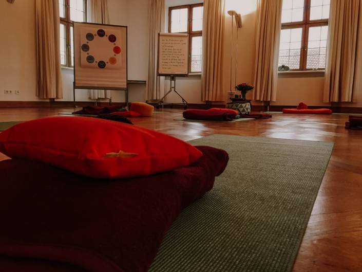 Ungewöhnlich Übernachten in Deutschland, aussergewöhnliche Schlaferlebnisse um abseits des Mainstream zu schlafen. Ein Kloster ist Genuss und entspannt schlafen. Karg, einzigartig, besonders, kurios oder skurril es gibt viele Ideen und Tipps für ungewöhnliche Schlaferlebnisse. Du suchst eine Unterkunft anders als ein Hotel. Romantik Hotel für Zeit zu zweit bei einer Auszeit. #ungewöhnlichÜbernachten #Auszeit #Auszeitgeniesser #Mikroabenteuer #Kloster