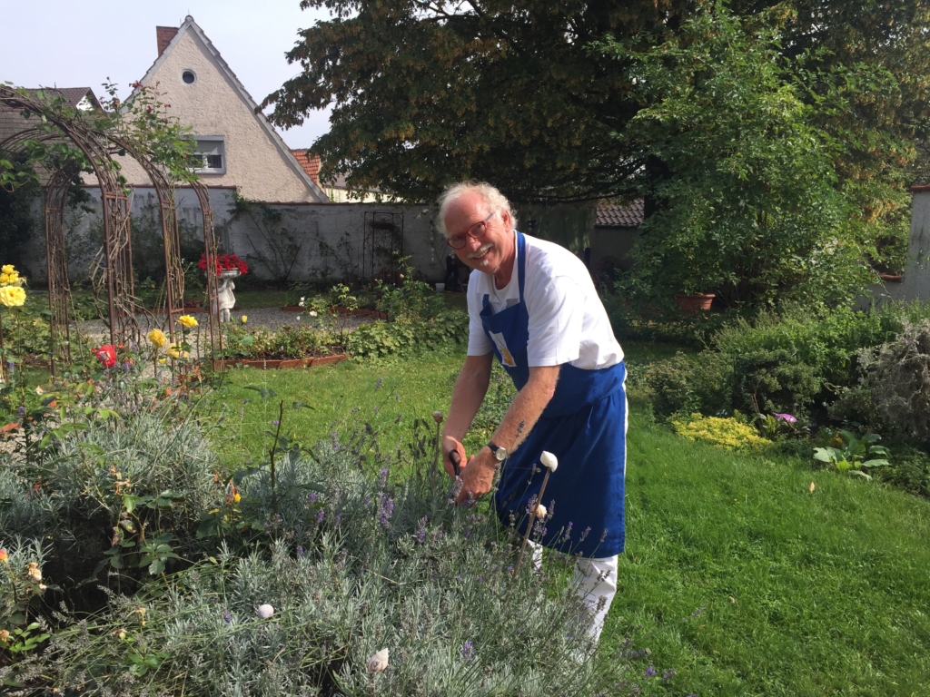 Ayurveda Therapeut Wolfgang Neutzel verwendet frische Blumen und Kräuter für seine Gerichte