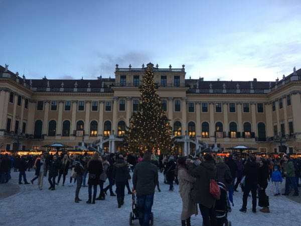 Weihnachtsmarkt an Schloss Schönbrunn in Wien