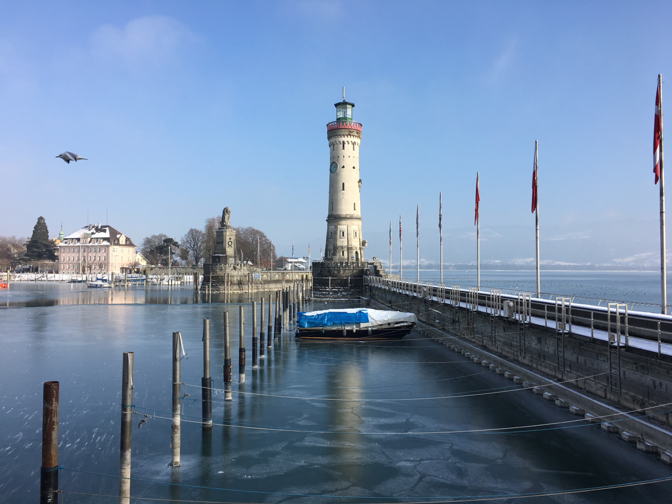 Eis im Lindauer Hafen am Bodensee