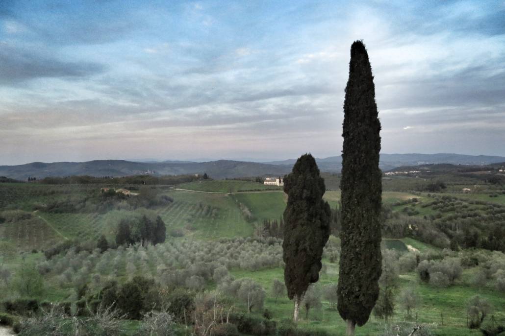 Traumhafter Blick über die Hügel der Toskana. Genussmomente und entspannte Auszeit. Doch Italien hat in der Toskana noch viel mehr zu bieten. Wellness, Auszeit und jede Menge Luxus