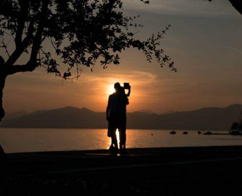 Wellness Momente im Sonnenuntergang am Gardasee. Selfie gefällig? Sundowner mit Seenliebe in Italien