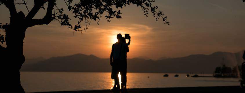 Wellness Momente im Sonnenuntergang am Gardasee. Selfie gefällig? Sundowner mit Seenliebe in Italien