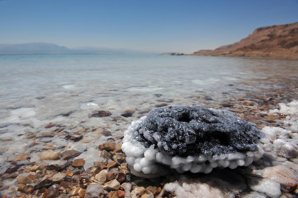 Es heißt Totes Meer und ist doch ein See. Israel und Jordanien sind die Reiseländer um am Toten Meer baden gehen zu können. Eine Reise die sich absolut lohnt, auch im Genuss Seenliebe zu spüren