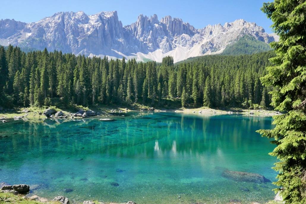 Wellness in der Natur. Am Karersee im UNESO Weltnaturerbe der Dolomiten in Südtirol fand ich auf einer Genussreise diesen traumhaften See