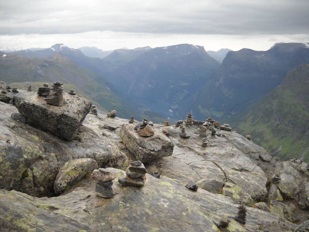 Steinmänner in Norwegen mit Fjordblick