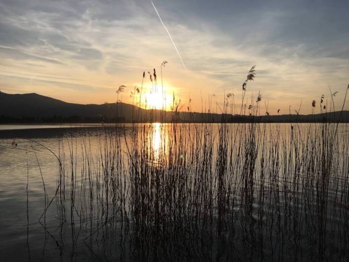 Seenliebe beim Sundowner am Tegernsee. Die schönsten Plätze um den Sonnenuntergang südlich von München am Tegernsee zu genießen. Auszeit bei Cocktail und Abendstimmung am See. So schön ist Bayern. Slow Travel oder auch Genussreisetipps