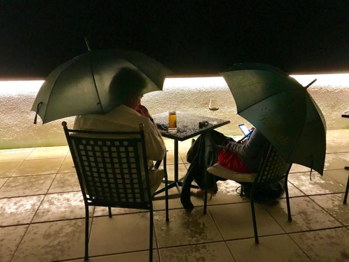 Billroth Schlechtes Wetter_ Den Gästen des Parkhotel Billroth gefällt es so gut, dass auch beim abendlichen Regenguss auf der Terrasse verweilen