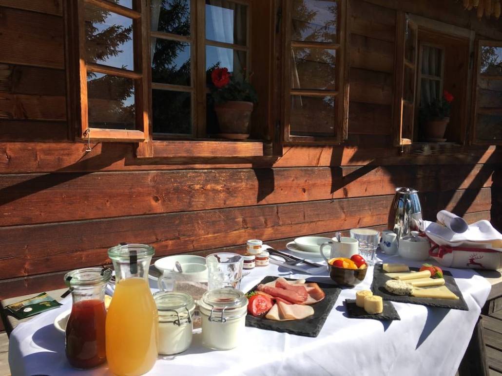 Zeitlos Entspannen im Urlaub. Das Almdorf in Kärnten, Österreich macht das möglich. Mit dem kleinsten Restaurant der Welt, lebt es sich hier wie in einem historischen Alm Bauernhof mit den Vorzügen von Luxus, Komfort und Technik.