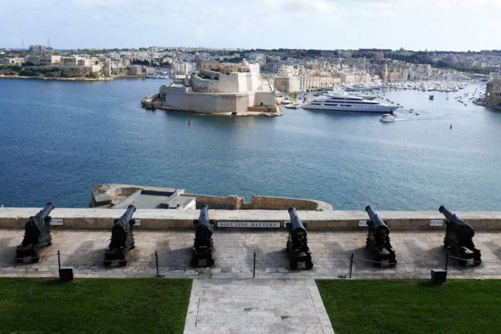 Malta, die kleine Mittelmeerinsel südlich von Sizilien, haben viele von uns nicht auf dem Schirm, wenn sie an europäische Urlaubsziele denken. Dabei lockt die Insel mit einem einzigartigen Mix aus Kultur und Erholung. Valetta Kulturhauptstadt 2018, türkis-blaue Buchten, Tauch-Hotspot und Spuren einzigartiger Vergangenheit, die unzähligen Filmen als Filmkulisse dienen.