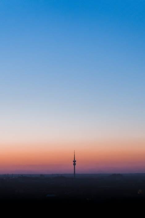 Städtereise München von oben im neuen Hi-sky Riesenrad. Ob Olympiaturm, Kirchturm oder spektakuläre Aussichtspunkte, Ausflugsziele bietet München und Umgebung. Ob historisch oder modern, hoch oben wird es romantisch über bei einem Kurzurlaub über der Stadt