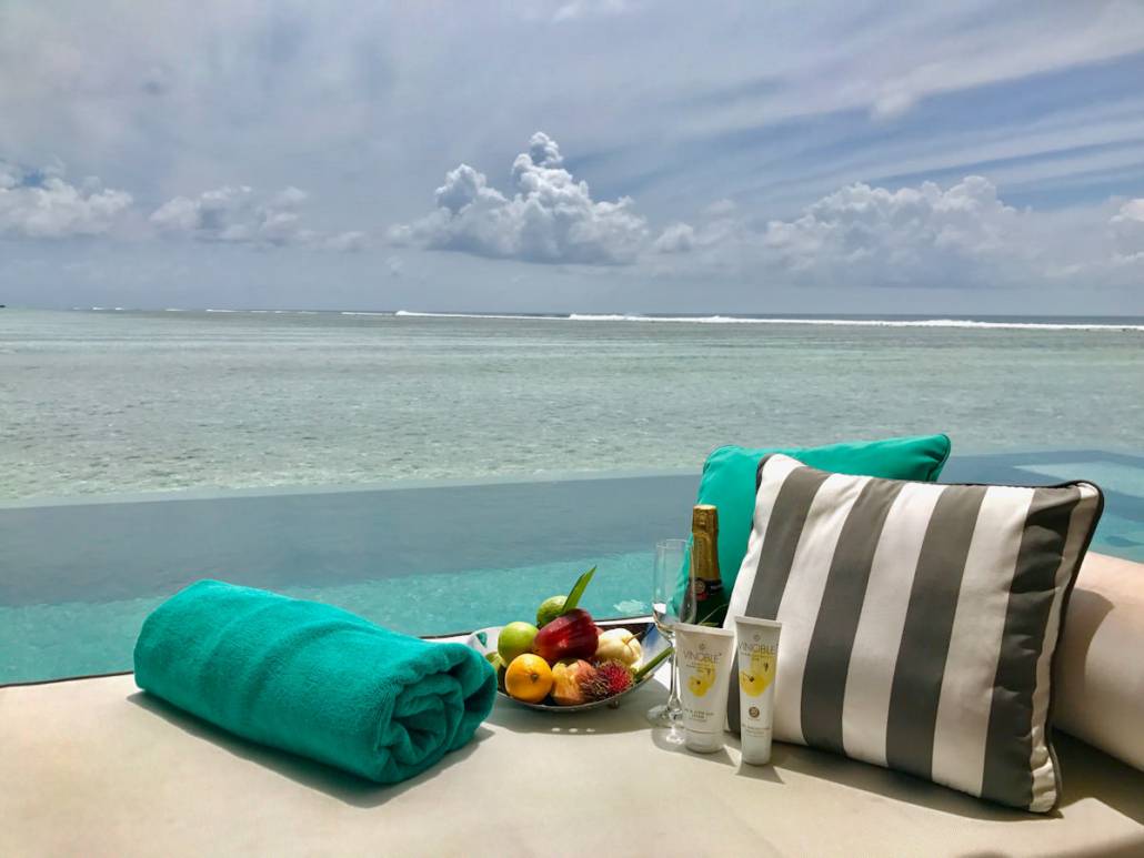 Malediven Urlaub Wasserbungalow all inclusive. Aber wann ist die beste Reisezeit, wie komme ich auf die Inseln der Malediven und wo finde ich neben Strand, Wasser und Wellness auch entspannte Augenblicke bei einer 5 Sterne Luxus Reise. #Malediven #Reisezeit #Wasserbungalow #AllInklusiv #Wellness #Genussreisetipps #Travel