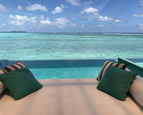 Malediven Urlaub Wasserbungalow all inclusive. Aber wann ist die beste Reisezeit, wie komme ich auf die Inseln der Malediven und wo finde ich neben Strand, Wasser und Wellness auch entspannte Augenblicke bei einer 5 Sterne Luxus Reise. #Malediven #Reisezeit #Wasserbungalow #AllInklusiv #Wellness #Genussreisetipps #Travel
