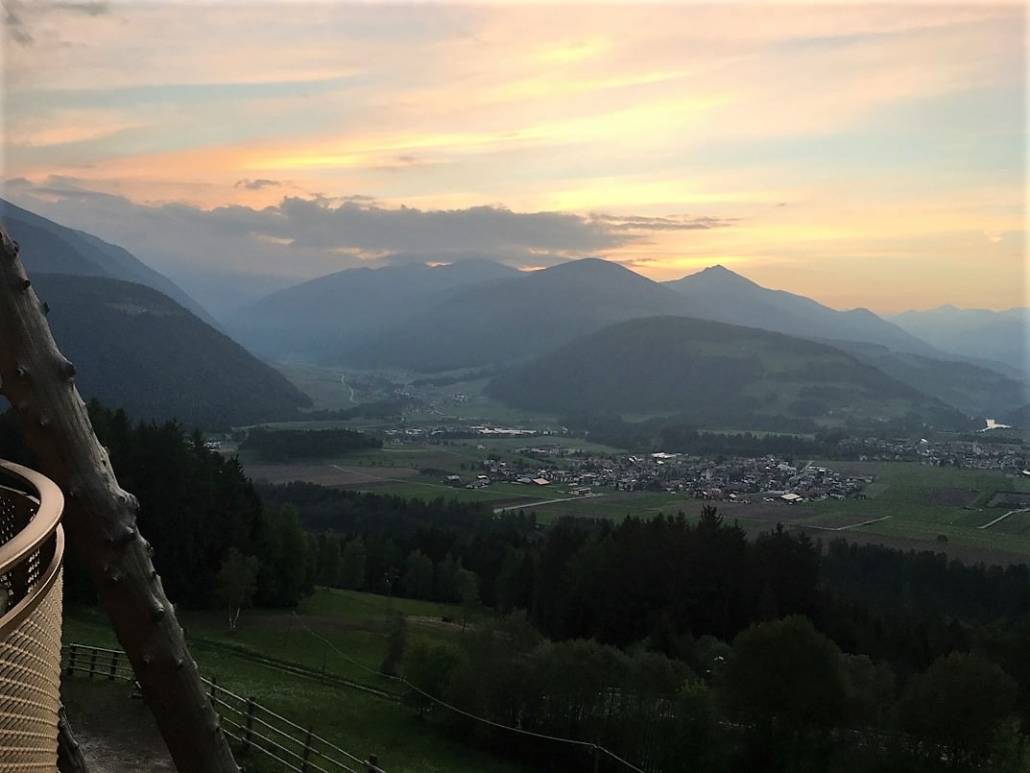 Genussreisetipps Südtirol. Urlaub im Südtiroler Wanderhotel am Fuße des Kronplatz. Skifahren im Winter, Wandern im Sommer. Immer aber geht Well-ness mit einem einzigartigen Skypool. #Südtirol #Skypool #Wandern #Wellness #Wellnesshotel #Genussreisetipps 