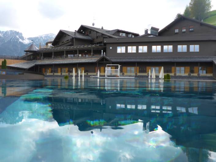 Genussreisetipps Südtirol. Urlaub im Südtiroler Wanderhotel am Fuße des Kronplatz. Skifahren im Winter, Wandern im Sommer. Immer aber geht Well-ness mit einem einzigartigen Skypool. #Südtirol #Skypool #Wandern #Wellness #Wellnesshotel #Genussreisetipps