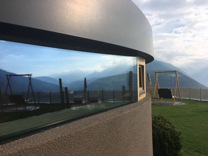 Genussreisetipps Südtirol. Urlaub im Südtiroler Wanderhotel am Fuße des Kronplatz. Skifahren im Winter, Wandern im Sommer. Immer aber geht Well-ness mit einem einzigartigen Skypool. #Südtirol #Skypool #Wandern #Wellness #Wellnesshotel #Genussreisetipps