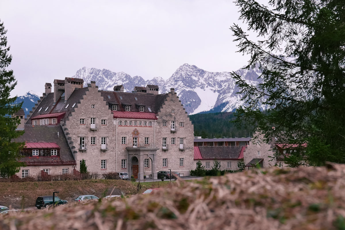 Du suchst ein #Hotel für #Ruhe #Aus, #ZeitfürMich? Perfekt eignet sich ein #Hideaway inmitten der Berge. #Bayern am Fuss der Zugspitze für einen #Wellnessurlaub der besonderen Art