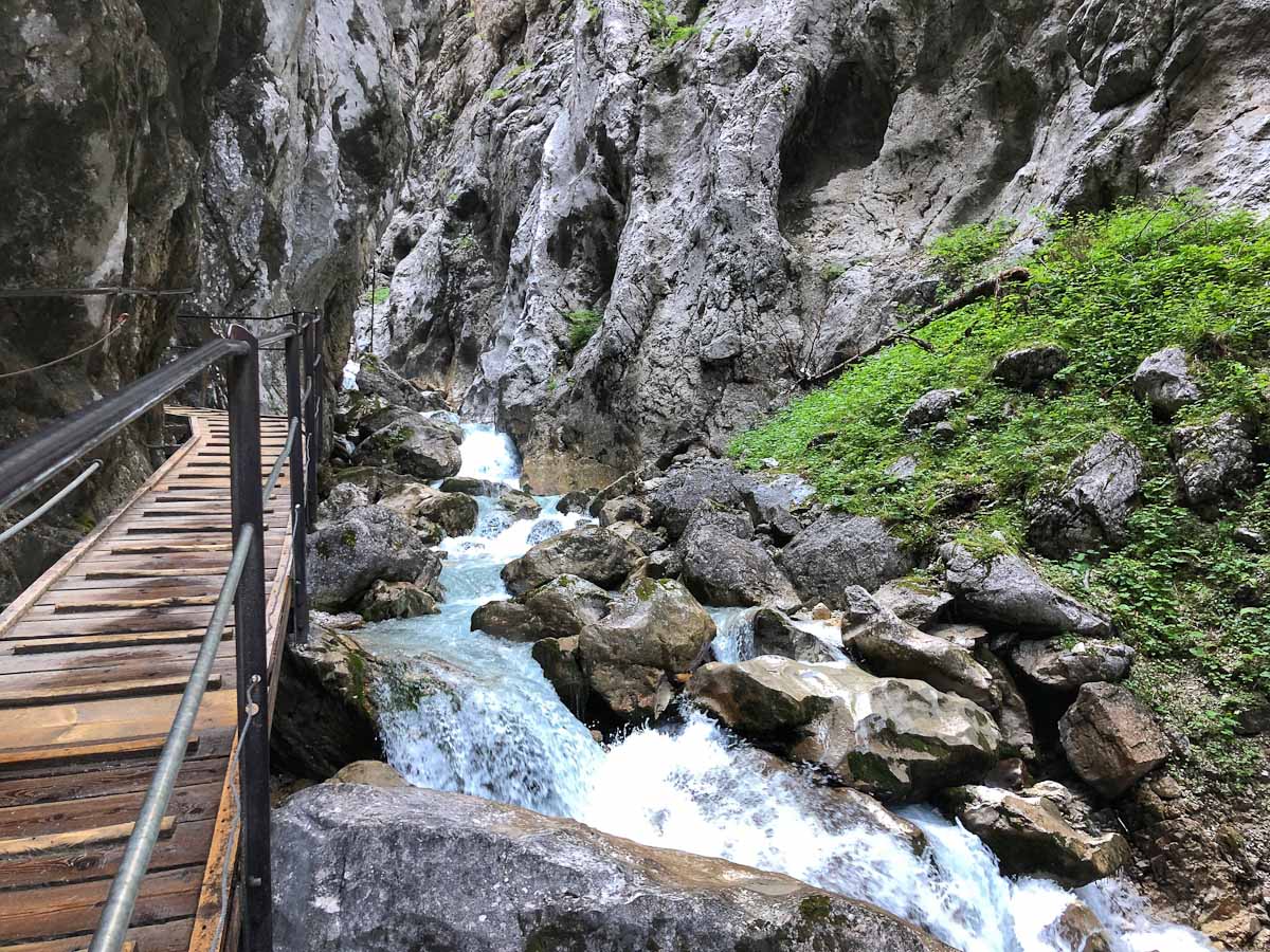 Höllentalklamm bei Garmisch-Partenkirchen in Bayern ist eine echte Genusswanderung als Ausflugsziel fürs Wochenende für Geübte. Auszeit vom Alltag beim Wandern ist Wellness für die Seele #Wandern #AusflugszieleFürsWochenende #Ausflugsziel #Tipps #Genusswandern #Wellness