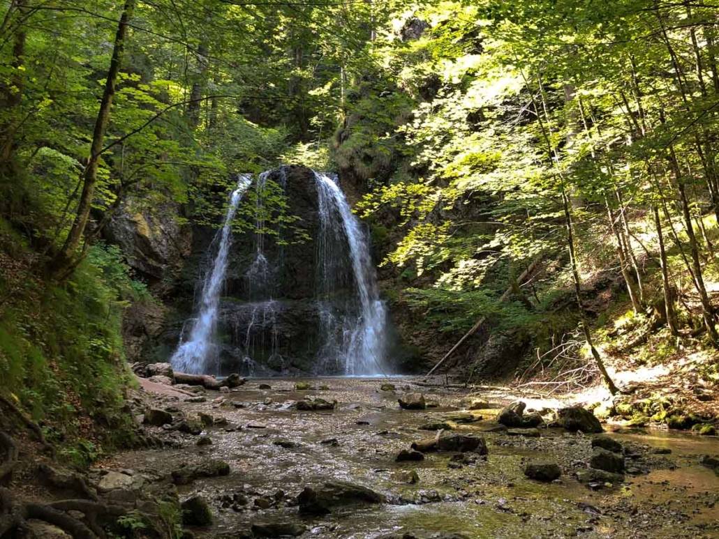 Ausflugsziele fürs Wochenende. Wandern an den Josephstaler Wasserfällen am Schliersee zu jeder Jahreszeit ein Genussabenteuer. #Auszeit #Auszeitgeniesser #Genusswandern #Bayern