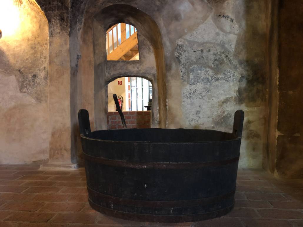 Älteste Badhaus der Mönche in Deutschland. Kloster Blaubeuren am Blautopf, ein tolles Ausflugsziel für #Auszeitgeniesser. #Ausflugsziel #Wellness #Kloster #Auszeit