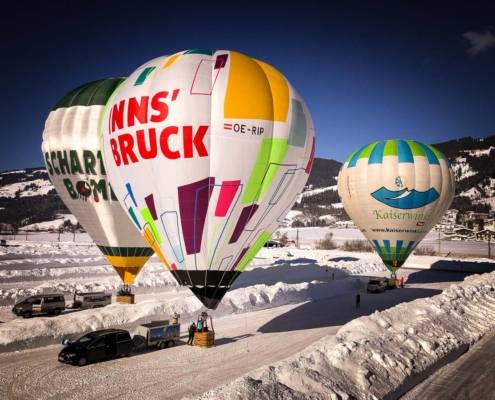 Ballonfahren Tirol oder genauer gesagt im Kaiserwinkl. Schneereich als echtes WinterWonderLand, im Hotairballon abheben und den Wilder Kaiser von oben genießen. Auszeit für Genussabenteurer und Auszeitgeniesser in Österreich. Ein Abenteuer für die ganze Familie aber auch ganz romantisch für Paare. Urlaub mit tollen Erlebnissen. Heißluftballonfahren, genießen und träumen. #Auszeit #Ballon #Winter #Winterwellness #Heißluftballon #Tirol