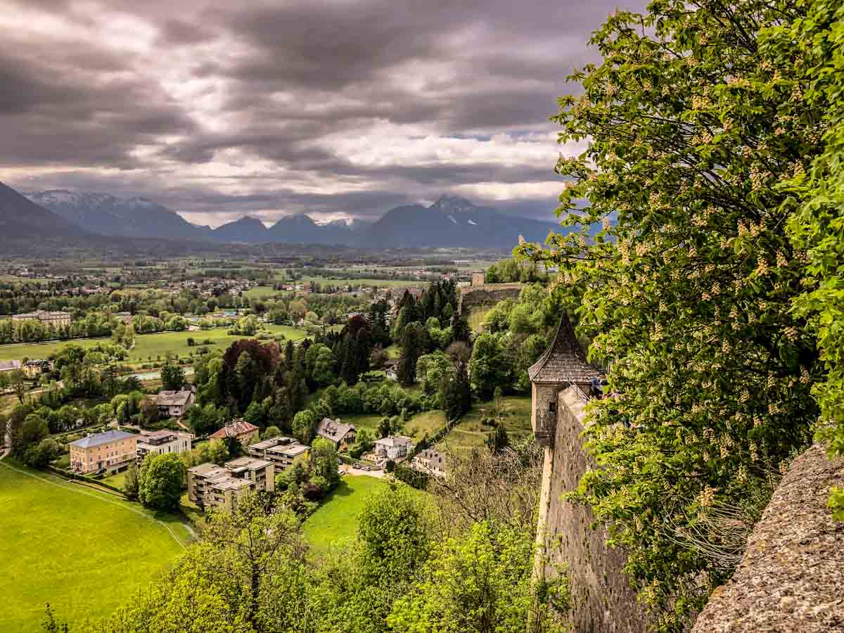 Städtereise Salzburg von oben. Die coolsten Aussichtspunkte und Sehenswürdigkeiten über die Stadt mit UNESCO Weltkulturerbe Status. Ausflugsziele für die Altstadt, Umgebung von Salzburg, einen Kurzurlaub und allgemeine Reise-Tipps.