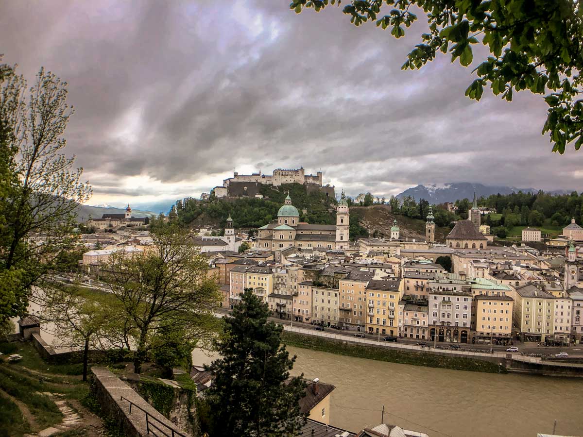 Städtereise Salzburg von oben. Die coolsten Aussichtspunkte und Sehenswürdigkeiten über die Stadt mit UNESCO Weltkulturerbe Status. Ausflugsziele für die Altstadt, Umgebung von Salzburg, einen Kurzurlaub und allgemeine Reise-Tipps.