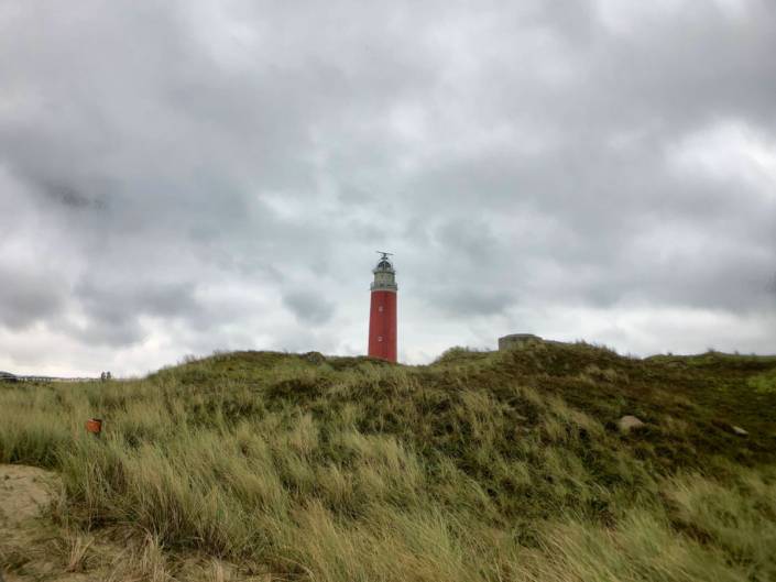 Knallrot, Wahrzeichen und Sehenswürdigkeit von Texel - der Leuchtturm