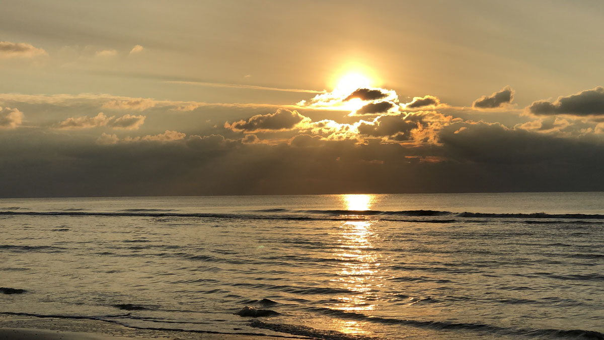 Sonnenuntergang auf Texel am Meer. 30 km Sandstrand lädt zu langen Strandspaziergängen ein