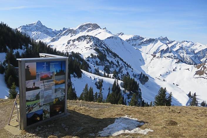 Das größte Gipfelbuch der Alpen auf dem Neunerköpfle über dem Tannheimer Tal in Tirol, Österreich