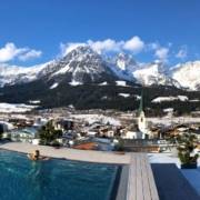 Traumhafte Aussicht aus dem Infinity Sky Pool im Hotel Das Kaiserblick
