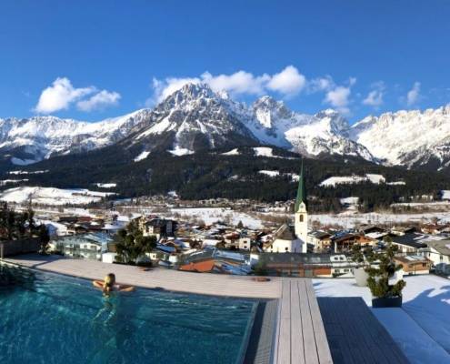 Traumhafte Aussicht aus dem Infinity Sky Pool im Hotel Das Kaiserblick