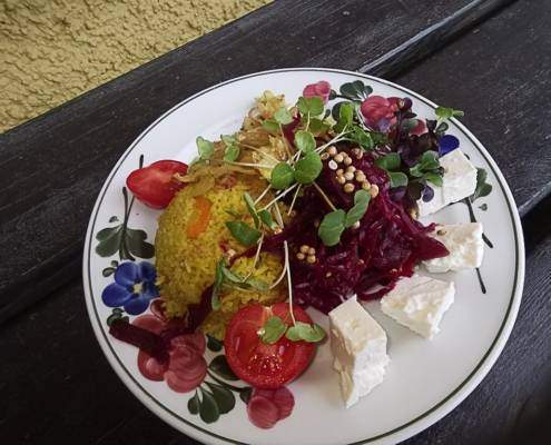 Ottingerhof: Curryreis mit Roterübensalat und warmen Krautsalat an Feta