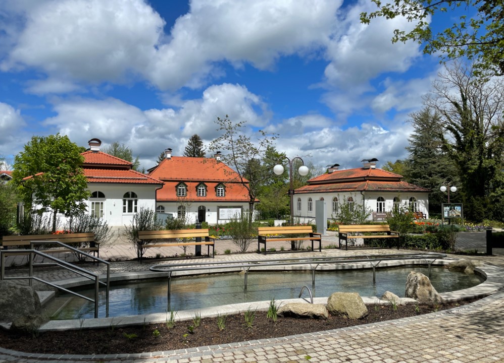 Bad Tölz - das neue Kneippbecken im KneippGarten am Kurpark mit Kurhaus im Badeteil