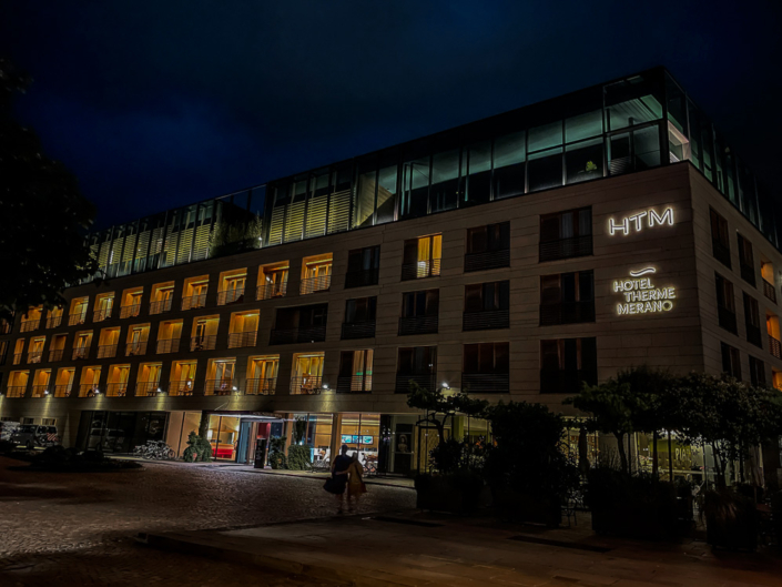 Hotel Therme Meran bei Nacht.