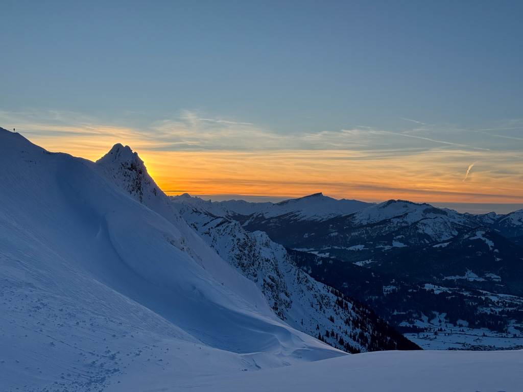 Auszeit im winterlichen Sonnenuntergang auf dem Nebelhorn. 