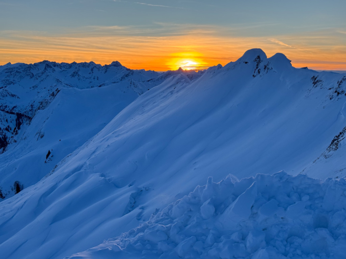 Auszeit im winterlichen Sonnenuntergang auf dem Nebelhorn.