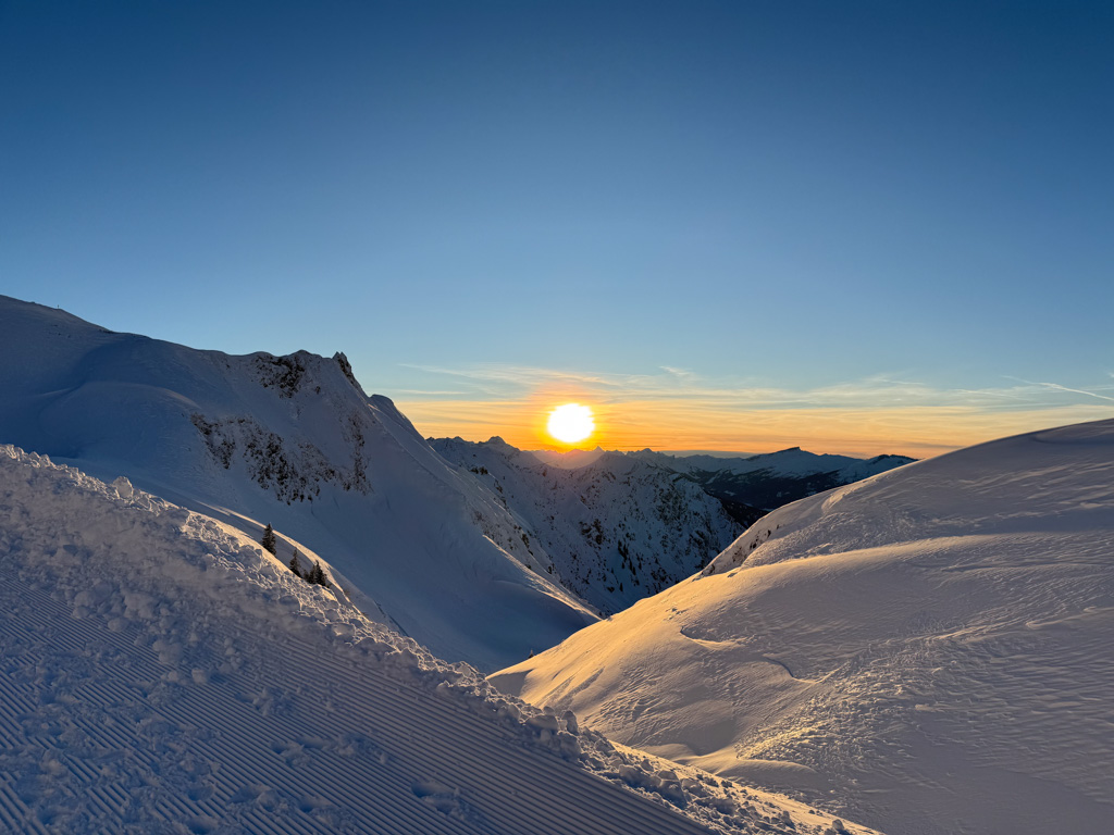 Auszeit im winterlichen Sonnenuntergang auf dem Nebelhorn. Danach geht es zum außergewöhnlich Übernachten ins Iglu