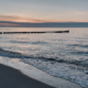 Ein magischer Sonnenuntergang über der Ostsee: Fischland-Darß-Zingst lässt Träume wahr werden.