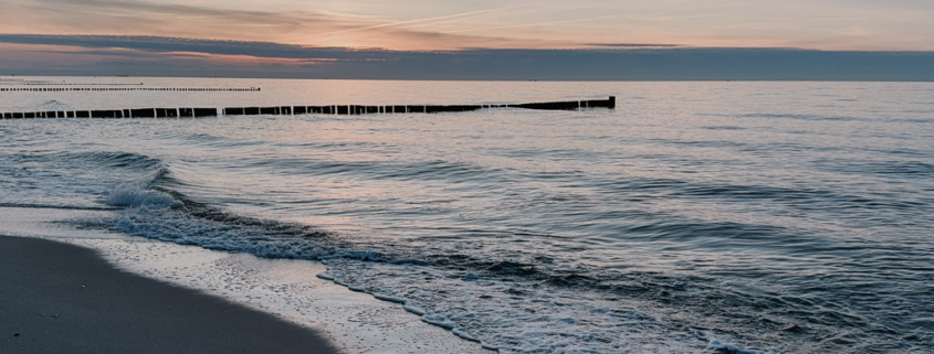Ein magischer Sonnenuntergang über der Ostsee: Fischland-Darß-Zingst lässt Träume wahr werden.